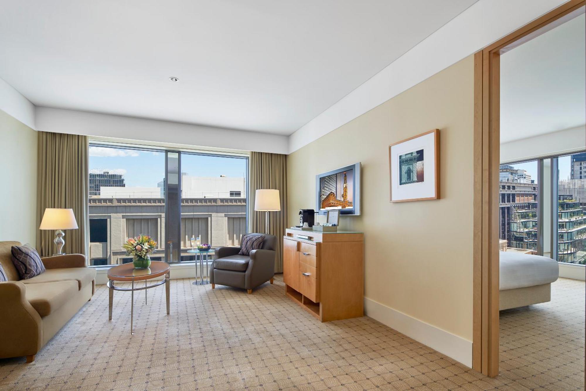 Deluxe King Suite Club Access