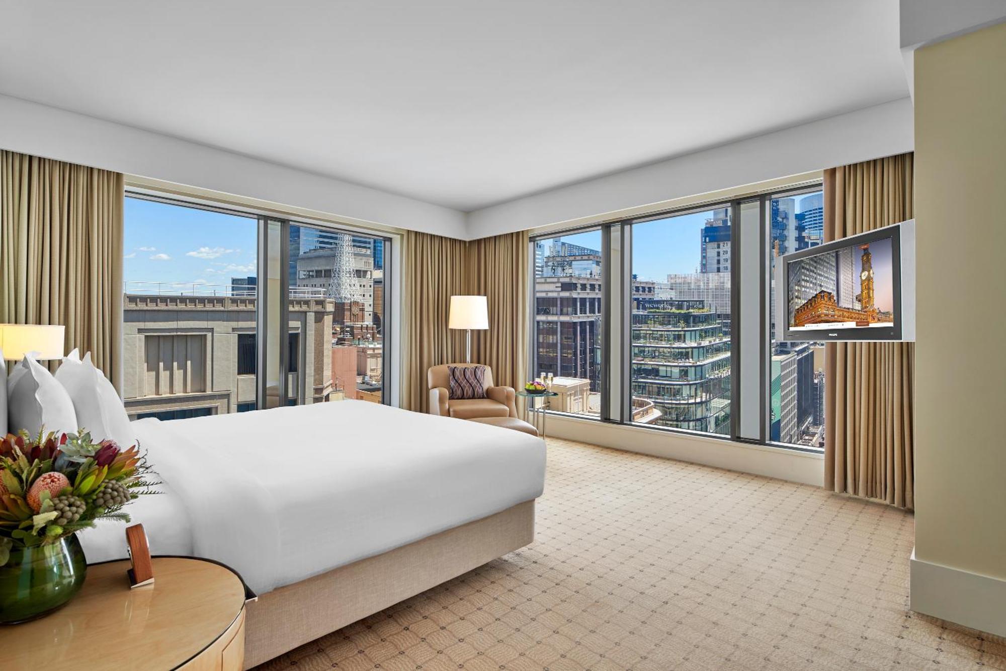 Deluxe King Suite Club Access