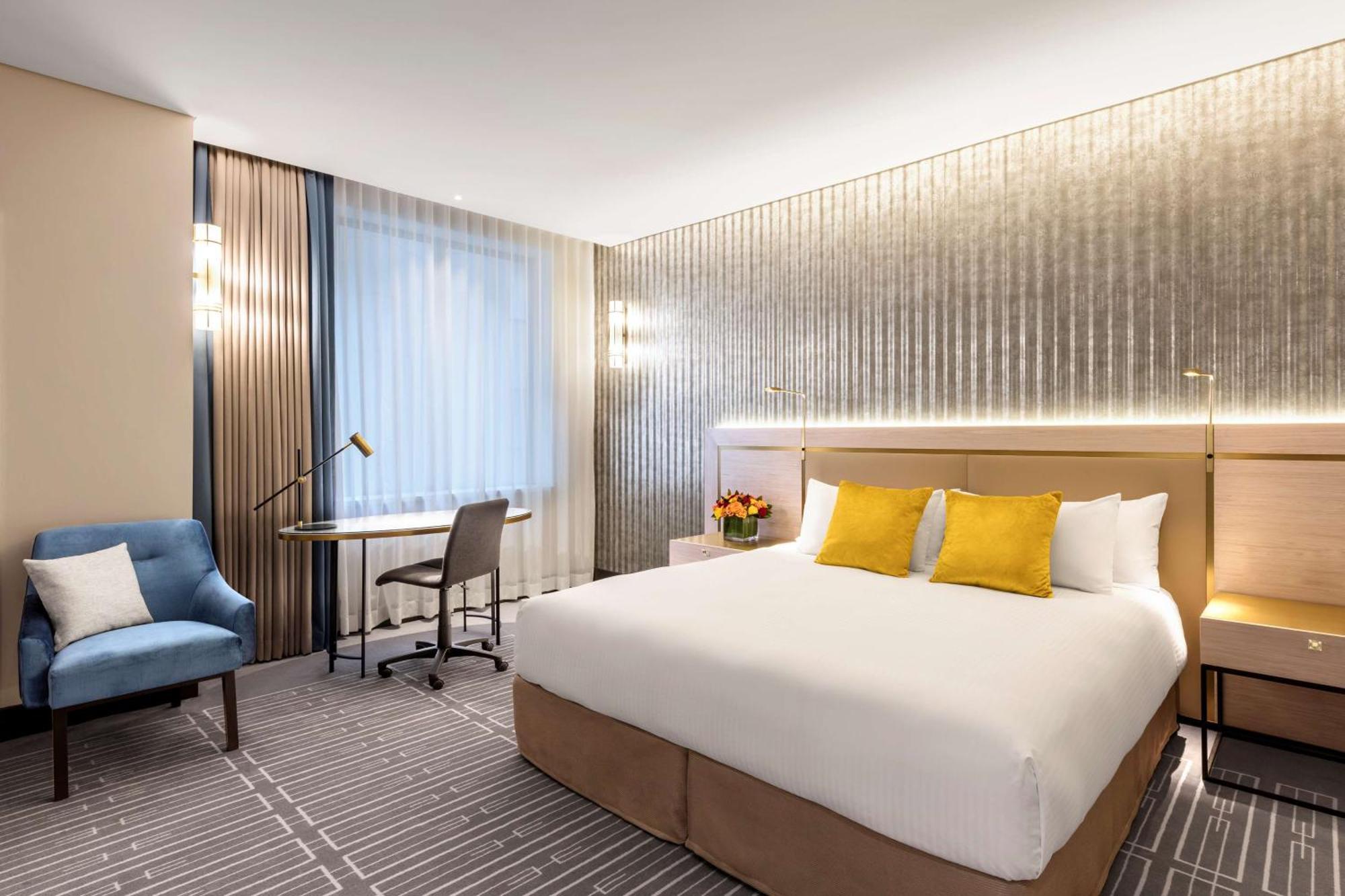 Premier Queen Room Atrium View